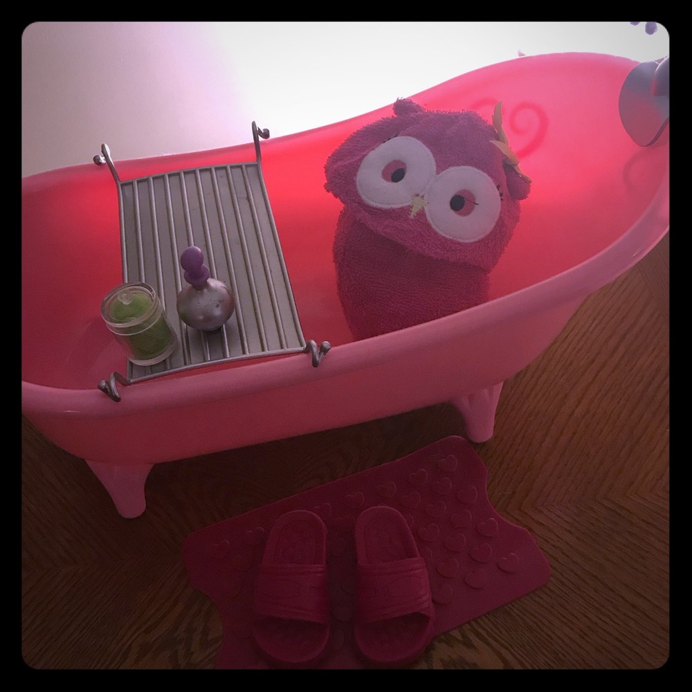 Doll claw foot tub. With accessories